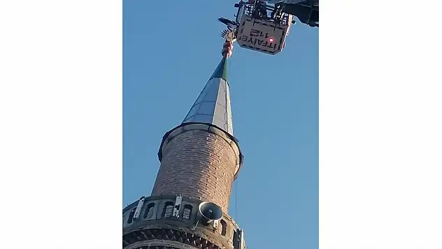 Minareye takılan leylek kurtarıldı