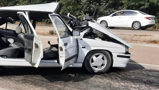 Minibüs otomobil ile çarpıştı: 2 yaralı
