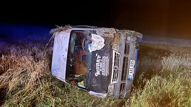 Minibüs tarlaya uçtu: 7 kişi yaralandı