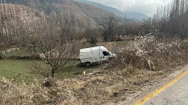 Minibüs tarlaya uçtu