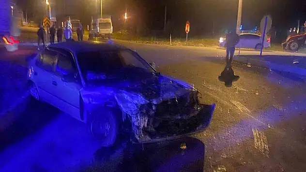Minibüs ve Otomobil Çarpıştı
