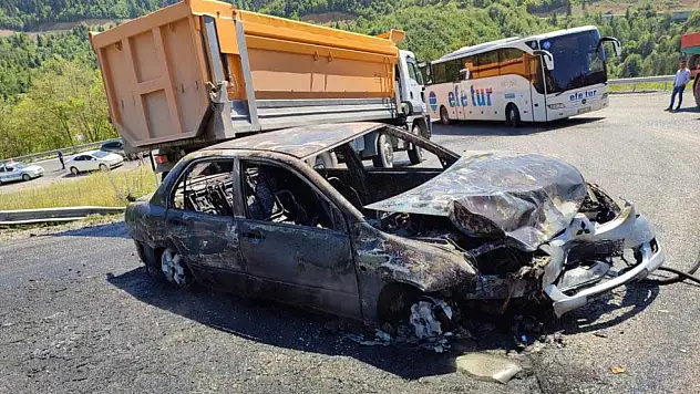 Minibüsle çarpışan otomobil alev aldı: 7 yaralı