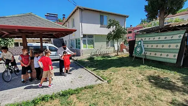 Minik kursiyerler hem öğreniyor hem sosyalleşiyor