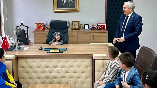 Minik Müdürden Anlamlı Mesaj: 'Aile Güçlü Olursa Çocuk Mutlu Olur'