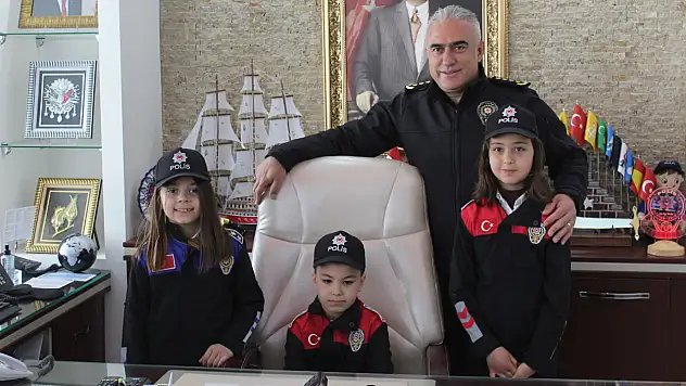 Minik öğrenciler emniyet müdürü koltuğunda