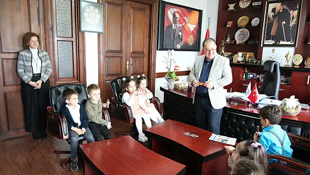 Minik öğrencilerden Başkan Özay'a ziyaret