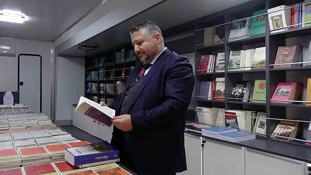 Mobil Kitap Mağazasına Vatandaşlardan Yoğun İlgi