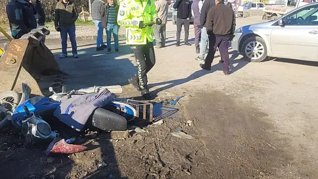 Motosiklet ile otomobil çarpıştı