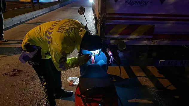 Motosiklet Kamyonete Çarptı: 1 Yaralı