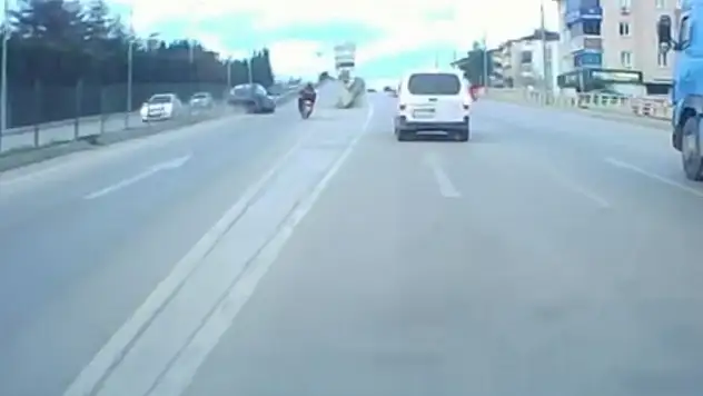 Otomobil Refüje Çarptı