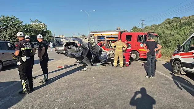 Motosikletin çarptığı otomobil devirildi: 4 yaralı