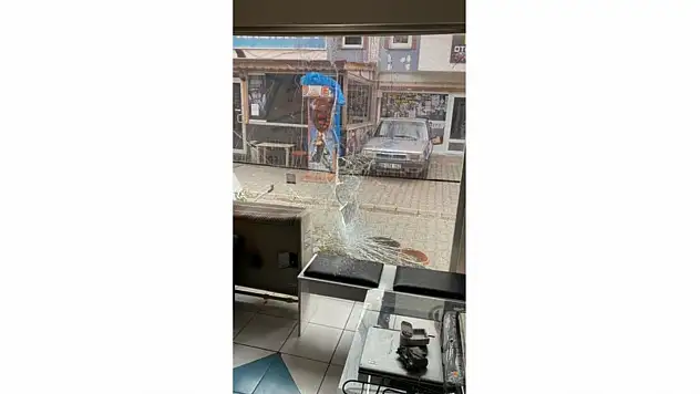 Motosikletin kontrolünü kaybedip iş yerine daldı