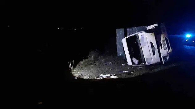 Mudurnu'da Kamyon Şarampole Devrildi: 1 Yaralı
