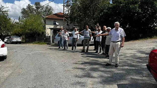 Muhtar Ve Köylünün Yol Çilesi