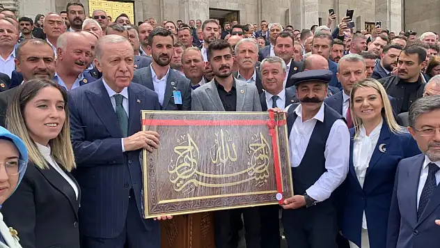 Muhtarlardan Cumhurbaşkanı'na Hediye Takdimi