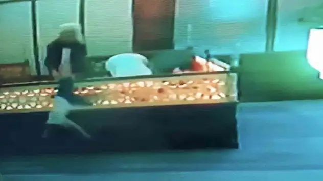 İmam 1 Metre Yüksekten Düşen Çocuğu Havada Yakaladı