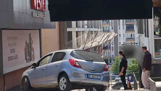 Navigasyon yanıltınca otomobil merdivenlere çıktı, faciadan dönüldü
