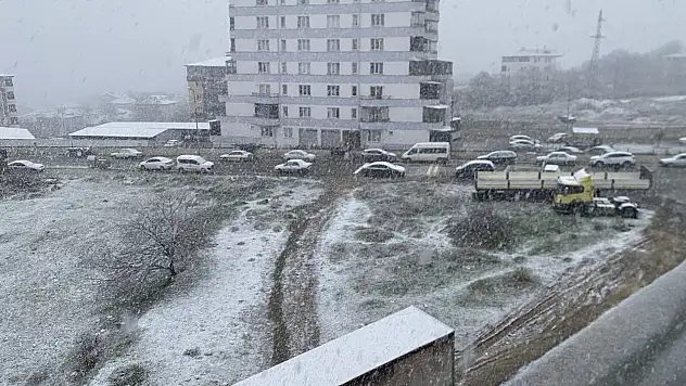 Nisan Ayında Kent Merkezi Beyaza Büründü