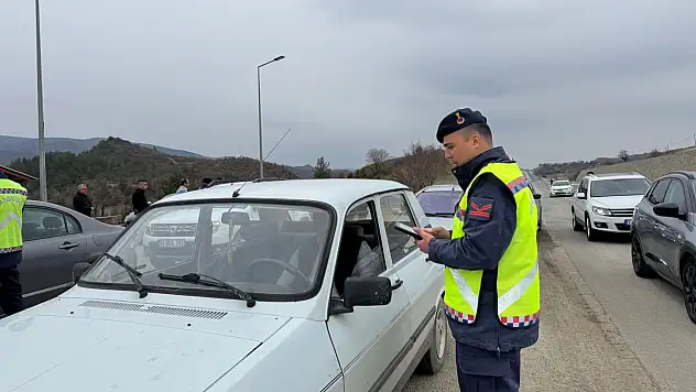 Hanönü'nde Bayram Mesaisi: Denetim Noktasında Renkli Görüntüler
