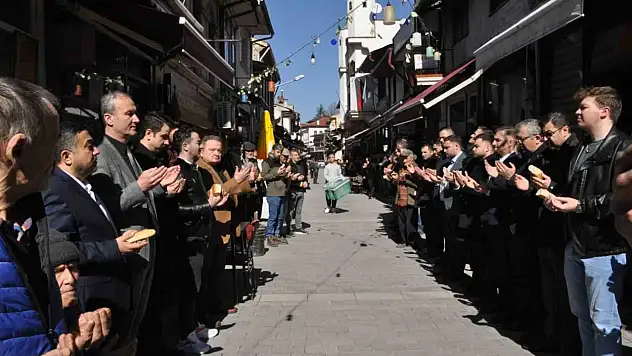 O İlçede Her Cuma Dua Vaktinde Hayat Duruyor
