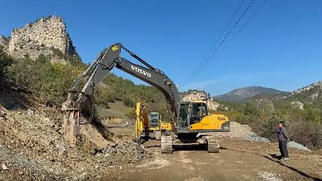 O İlçede Yol Genişletme Çalışmaları Devam Ediyor