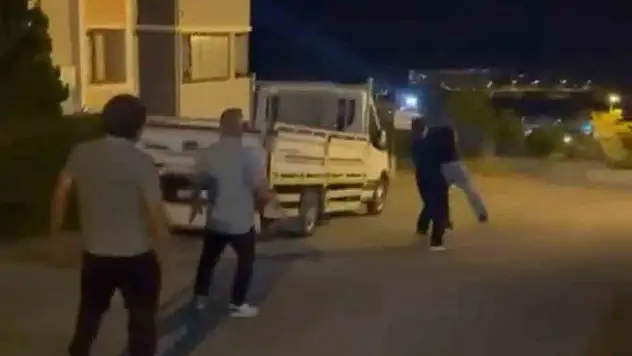 Oğluna mesaj attığını iddia ettiği genci sokak ortasında darp etti