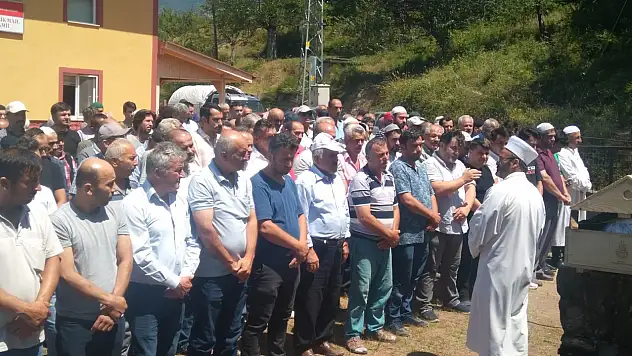 Oğlunu kurtarmak isterken boğulan baba toprağa verildi