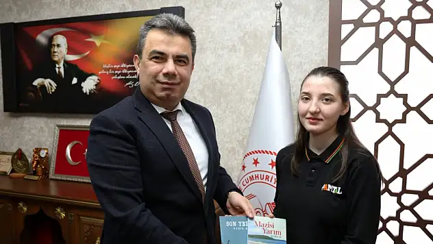 Öğrenci Rabia Ay'dan Hasan Gümüş'e Şiir Kitabı Takdimi
