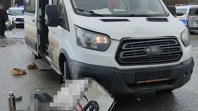 Öğrenci Servisi İle Çarpışan Motokurye Kaldırıldığı Hastanede Hayatını Kaybetti