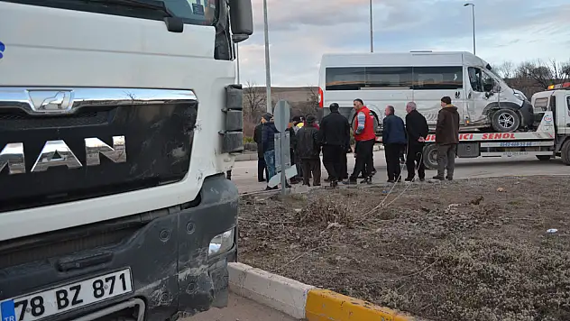 Öğrenci servisi ile kamyon çarpıştı: 5 yaralı