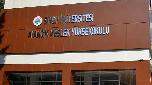 Üniversite Binasının 5. Katından Atladı
