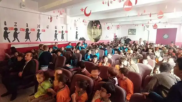 Öğrenciler Hacivat ve Karagöz ile eğlendi