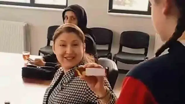 Öğrencilerden Anlamlı Mesaj: 'Öğretmene Silah Değil, Çikolata Uzatılır'