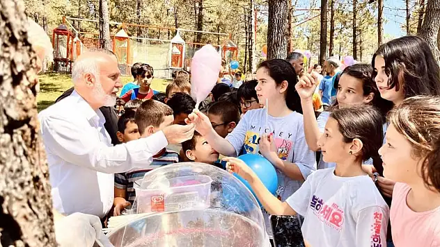 Öğrencilere pamuk şeker ikramı yapıldı