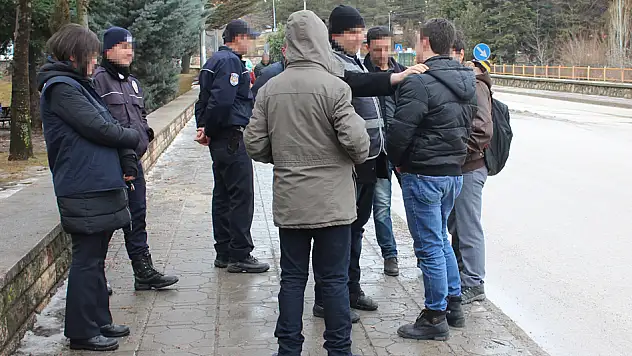 Öğrencilerin güvenliği için polisler sokağa indi