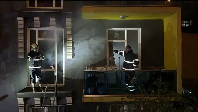 Öğrencilerin kaldığı evde yangın çıktı: 2 kişi dumanda etkilendi