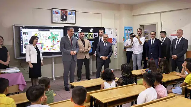 Öğrencilerine Son Kez Karne Dağıttılar