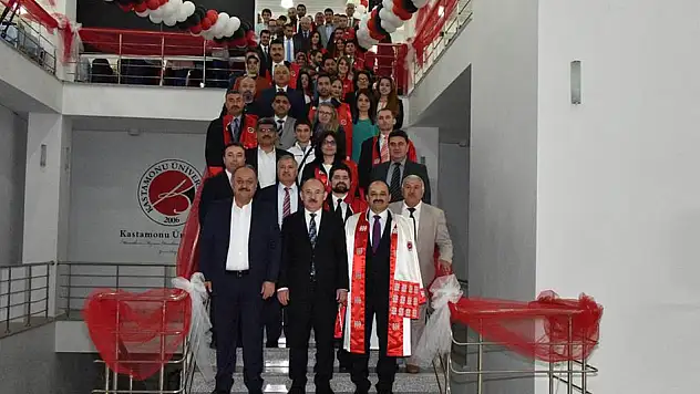 Öğretim üyeleri cübbelerini giydi