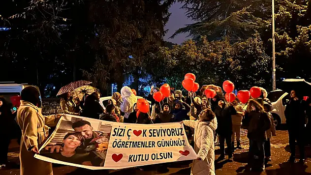 Öğretmenler Günü'nü Pankart Ve Meşalelerle Kutladılar