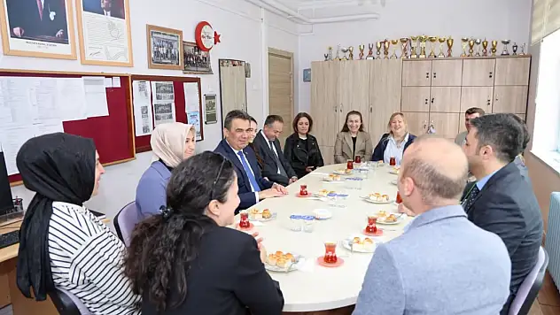 Öğretmenlerle Bir Araya Gelen Gümüş'ten Emek Ve Gayret Vurgusu