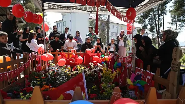 Okul Saldırısında Hayatını Kaybeden Çocuklar Mezarları Başında Anıldı