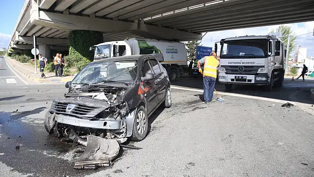 Okul Servisi İle Otomobil Çarpıştı: 4 Yaralı