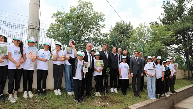 Okuldaki Çiftlik Projesi ile Fidanlar Toprakla Buluştu