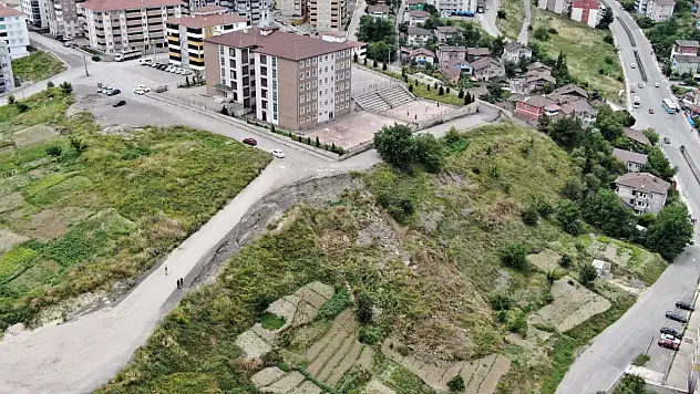Okulunun yakınında heyelan meydana geldi