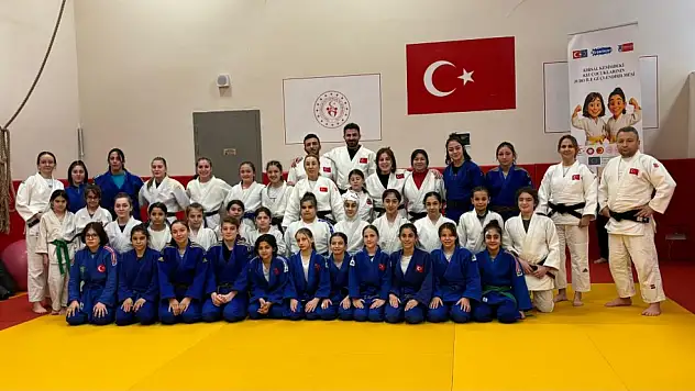 Olimpiyat Şampiyonu Kız Çocuklarıyla Buluştu