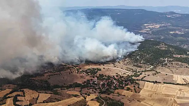 Orman Yangınında Alevler Yerleşim Yerlerine Doğru İlerliyor