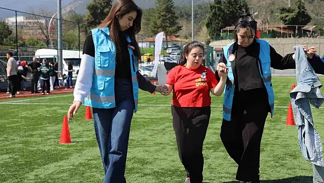 Otizm Farkındalık Günü'nde Özel Öğrenciler Futbol Sahasında Buluştu