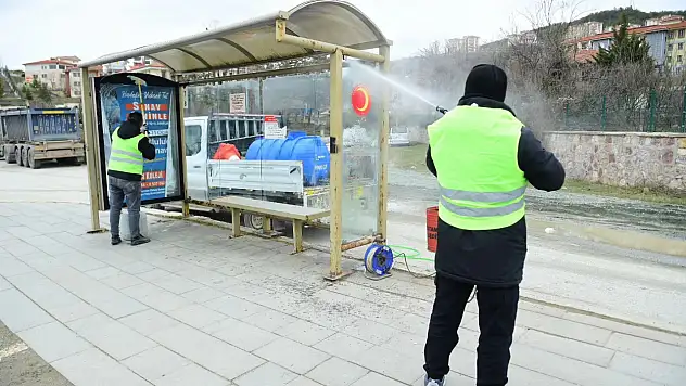 Otobüs Duraklarında Temizlik Çalışmaları Aralıksız Sürüyor