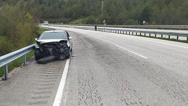 Otomobil bariyerlere çarptı