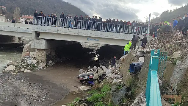 Otomobil Çaya Uçtu: Yaralılar Var!